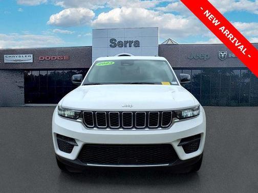 Bright White Clearcoat 2023 Jeep Grand Cherokee Laredo
