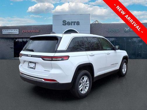 Bright White Clearcoat 2023 Jeep Grand Cherokee Laredo
