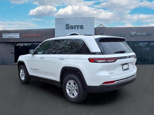 Bright White Clearcoat 2023 Jeep Grand Cherokee Laredo
