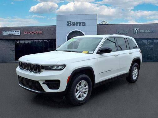 Bright White Clearcoat 2023 Jeep Grand Cherokee Laredo