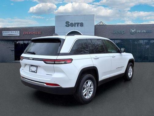Bright White Clearcoat 2023 Jeep Grand Cherokee Laredo