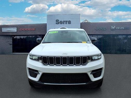 Bright White Clearcoat 2023 Jeep Grand Cherokee Laredo