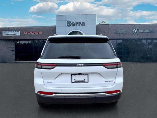 Bright White Clearcoat 2023 Jeep Grand Cherokee Laredo