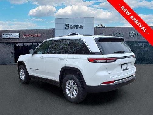 Bright White Clearcoat 2023 Jeep Grand Cherokee Laredo