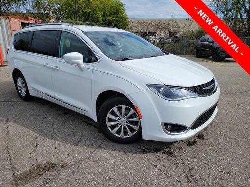 Bright White Clearcoat 2018 Chrysler Pacifica Touring-L Plus