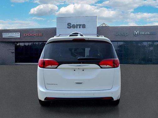 Bright White Clearcoat 2018 Chrysler Pacifica Touring-L Plus