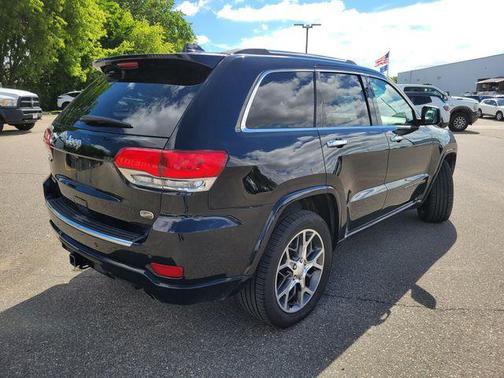 Diamond Black Crystal Pearlcoat 2020 Jeep Grand Cherokee Overland