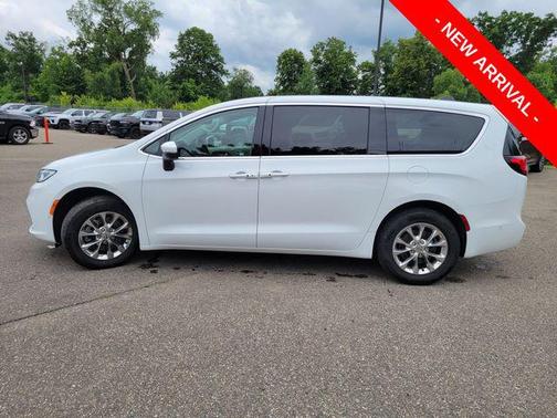 Bright White Clearcoat 2023 Chrysler Pacifica Touring L