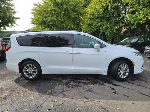 Bright White Clearcoat 2022 Chrysler Pacifica Touring L