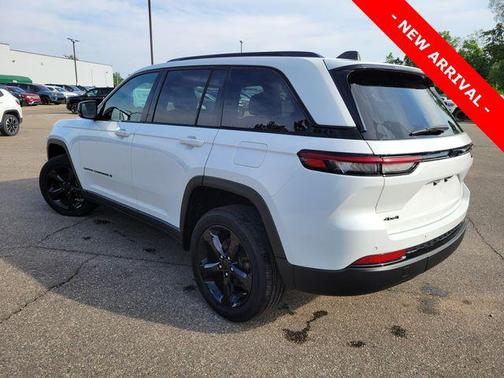 Bright White Clearcoat 2023 Jeep Grand Cherokee Altitude