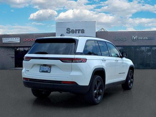 Bright White Clearcoat 2023 Jeep Grand Cherokee Altitude