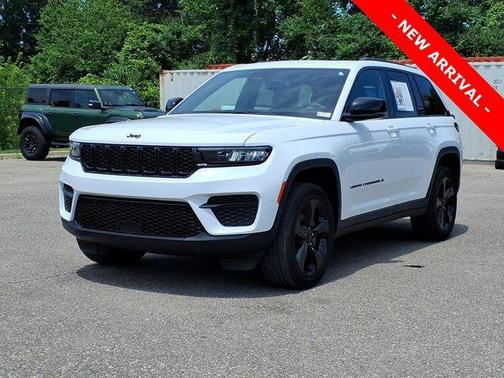 Bright White Clearcoat 2023 Jeep Grand Cherokee Altitude