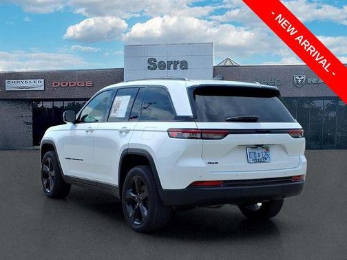 Bright White Clearcoat 2023 Jeep Grand Cherokee Altitude
