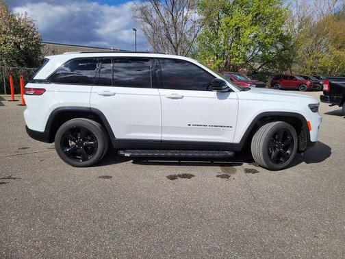 Bright White Clearcoat 2023 Jeep Grand Cherokee Altitude