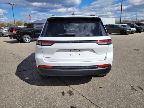 Bright White Clearcoat 2023 Jeep Grand Cherokee Altitude