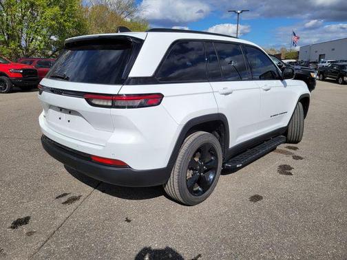 Bright White Clearcoat 2023 Jeep Grand Cherokee Altitude
