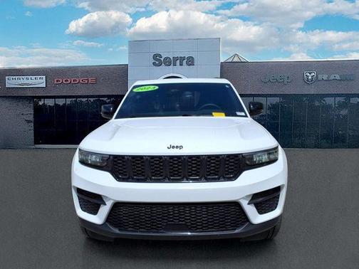 Bright White Clearcoat 2023 Jeep Grand Cherokee Altitude
