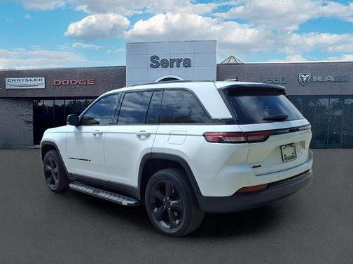 Bright White Clearcoat 2023 Jeep Grand Cherokee Altitude