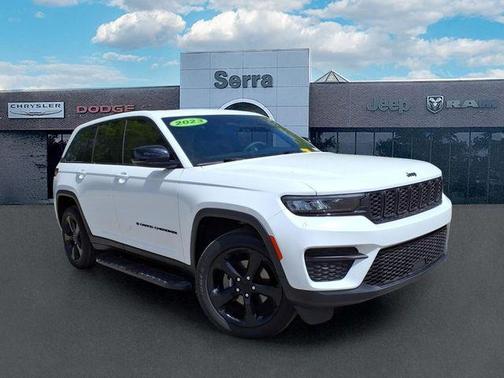 Bright White Clearcoat 2023 Jeep Grand Cherokee Altitude