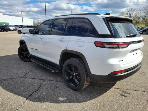 Bright White Clearcoat 2023 Jeep Grand Cherokee Altitude