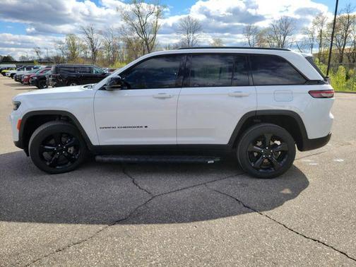 Bright White Clearcoat 2023 Jeep Grand Cherokee Altitude