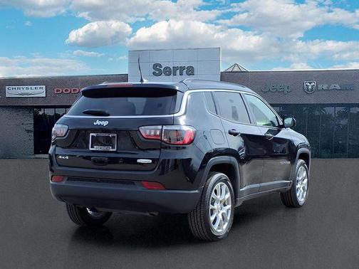 Diamond Black Crystal Pearlcoat 2023 Jeep Compass Latitude Lux