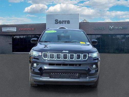 Diamond Black Crystal Pearlcoat 2023 Jeep Compass Latitude Lux