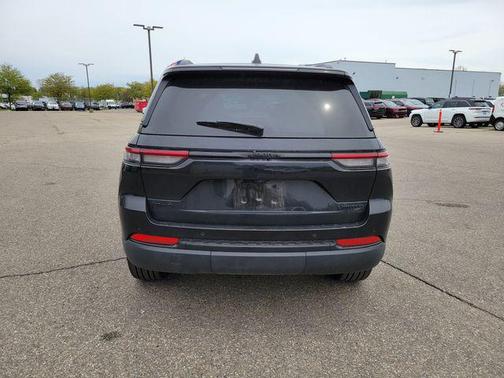 Diamond Black Crystal Pearlcoat 2025 Jeep Grand Cherokee Limited