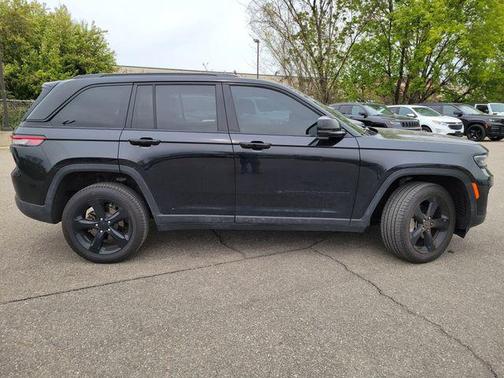 Diamond Black Crystal Pearlcoat 2025 Jeep Grand Cherokee Limited