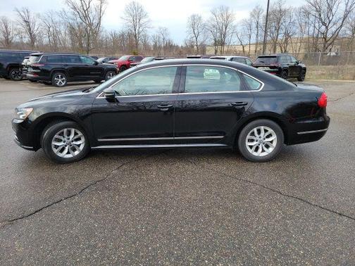 Black Uni 2016 Volkswagen Passat 1.8T S