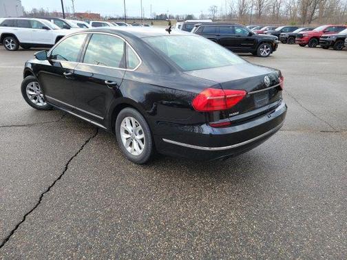 Black Uni 2016 Volkswagen Passat 1.8T S