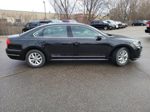 Black Uni 2016 Volkswagen Passat 1.8T S