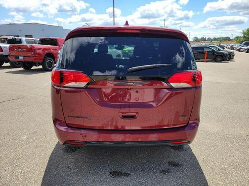 Velvet Red Pearlcoat 2020 Chrysler Pacifica L
