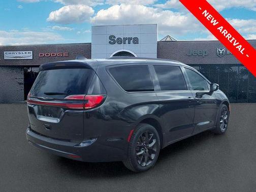 Brilliant Black Crystal Pearlcoat 2023 Chrysler Pacifica Touring L