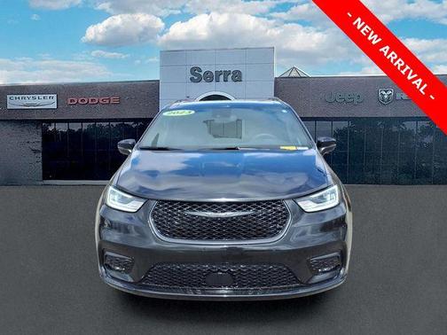 Brilliant Black Crystal Pearlcoat 2023 Chrysler Pacifica Touring L