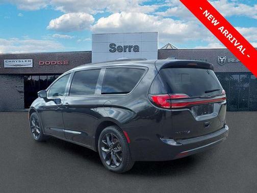 Brilliant Black Crystal Pearlcoat 2023 Chrysler Pacifica Touring L