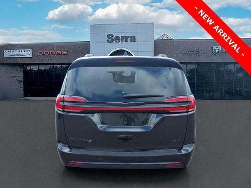 Brilliant Black Crystal Pearlcoat 2023 Chrysler Pacifica Touring L