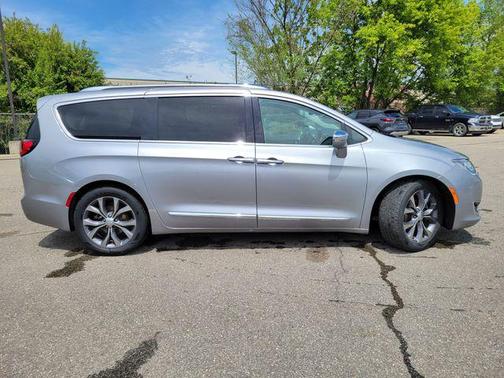Billet Silver Metallic Clearcoat 2019 Chrysler Pacifica Limited
