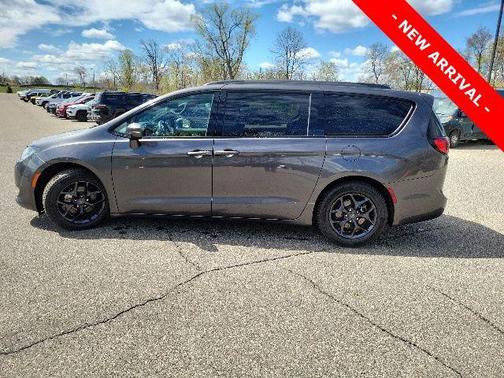 Granite Crystal Metallic Clearcoat 2020 Chrysler Pacifica Limited