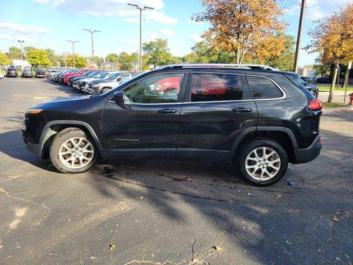 Brilliant Black Crystal Pearlcoat 2015 Jeep Cherokee Latitude