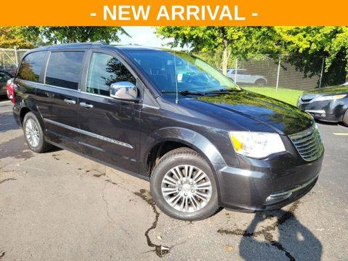 Brilliant Black Crystal Pearlcoat 2013 Chrysler Town & Country Touring-L
