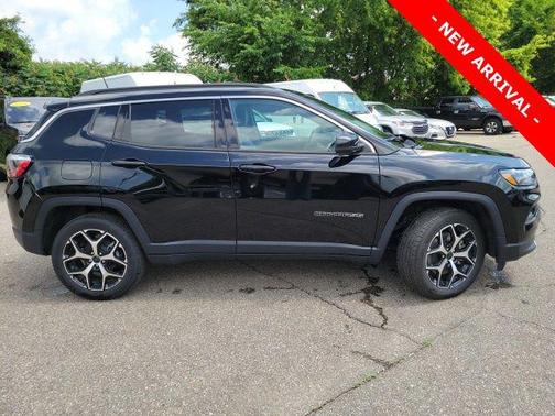 Diamond Black Crystal Pearlcoat 2025 Jeep Compass Limited