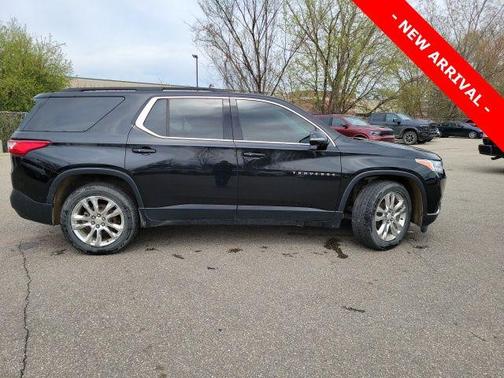 Mosaic Black Metallic 2019 Chevrolet Traverse LT Cloth