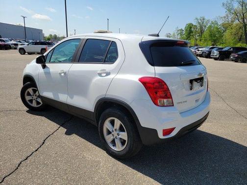Summit White 2017 Chevrolet Trax LS
