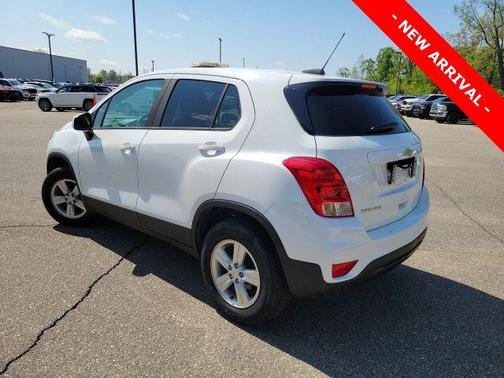 Summit White 2017 Chevrolet Trax LS