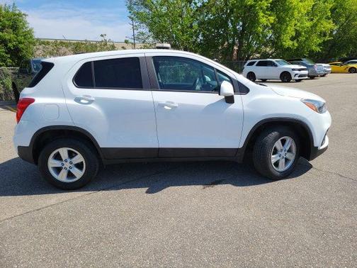 Summit White 2017 Chevrolet Trax LS