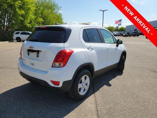 Summit White 2017 Chevrolet Trax LS