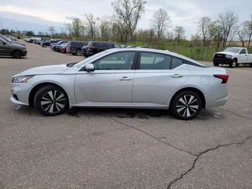 Brilliant Silver Metallic 2021 Nissan Altima 2.5 SL