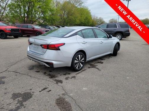 Brilliant Silver Metallic 2021 Nissan Altima 2.5 SL