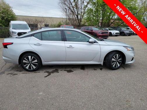 Brilliant Silver Metallic 2021 Nissan Altima 2.5 SL